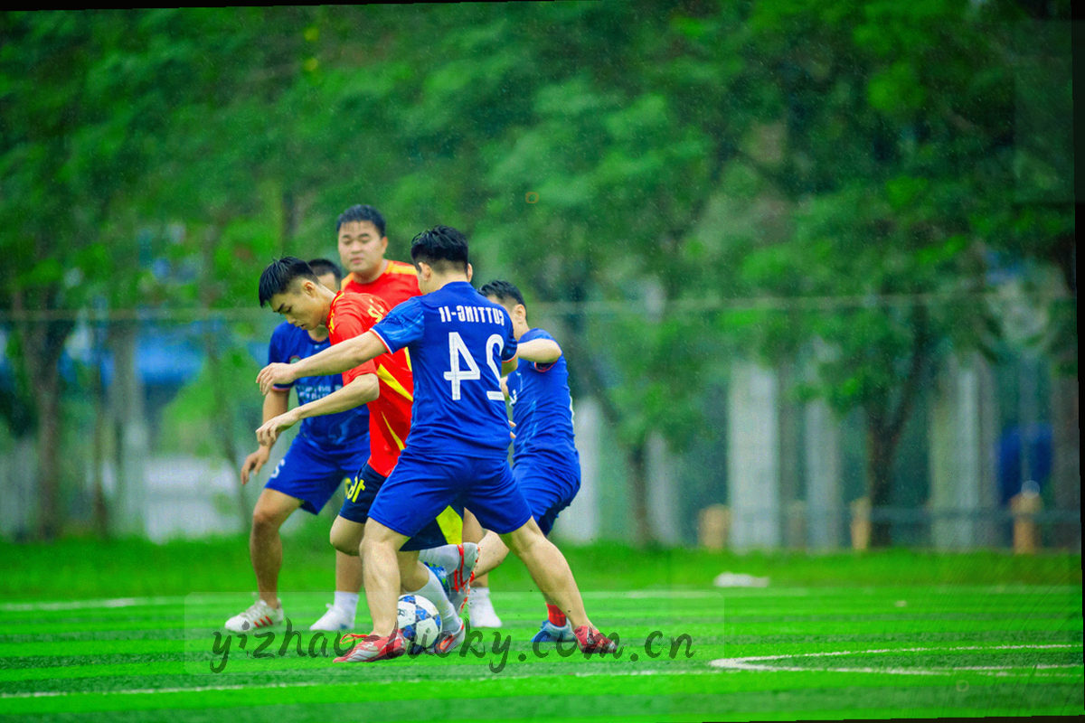 暗色界面中发光的消息气泡与流程节点，青紫与金色描边，无真实头像与聊天记录